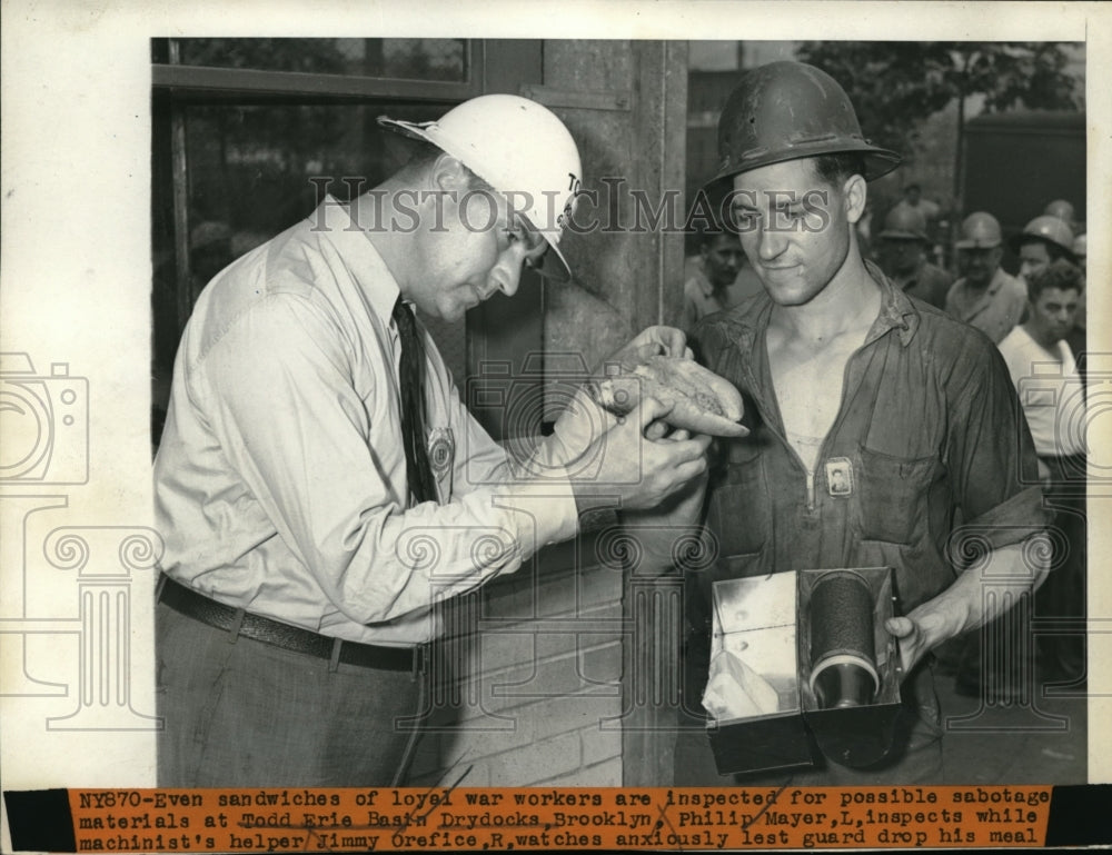 1942 Press Photo Dock Workers Lunches Examined For Sabotage Materials