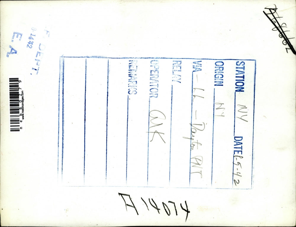 1942 Press Photo Dock Workers Lunches Examined For Sabotage Materials