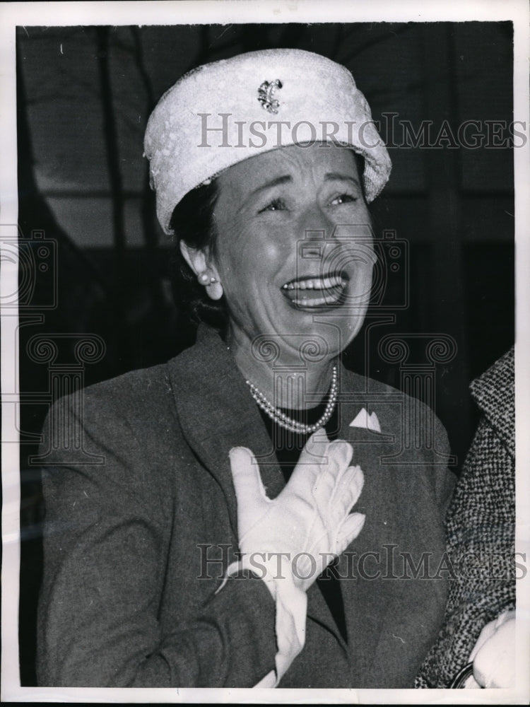 Load image into Gallery viewer, 1957 Press Photo Mrs Eileen Ceder Roosevelt Field Long Island New York Wife
