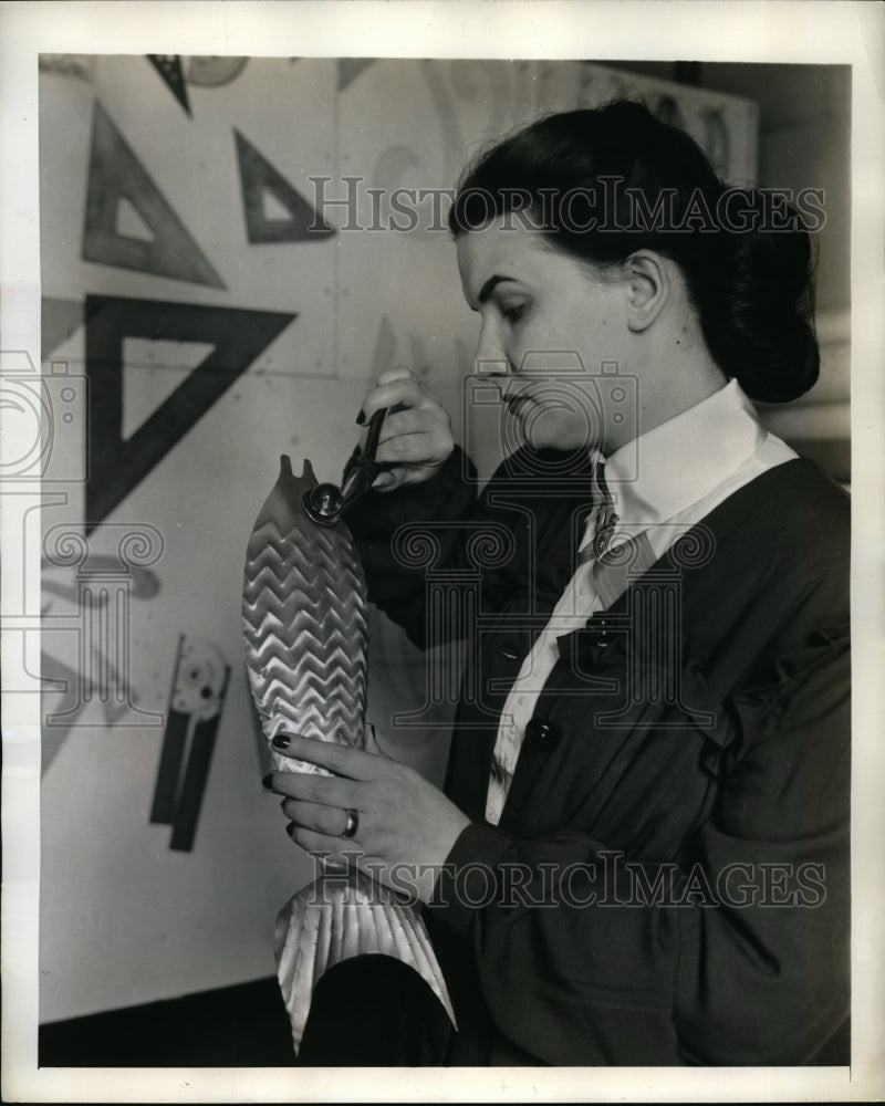 1947 Press Photo With A Pair Of Pliers Artist Attaches Eye To A Metal Fish
