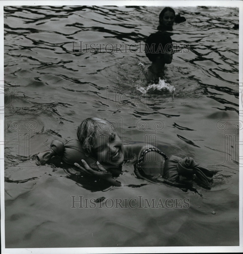 1968 Press Photo Judy Emmet participating in a Red Cross swimming exercise