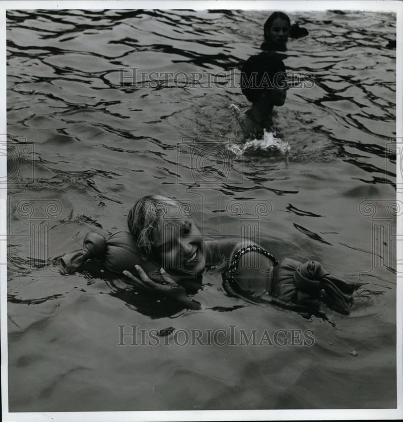 Load image into Gallery viewer, 1968 Press Photo Judy Emmet participating in a Red Cross swimming exercise
