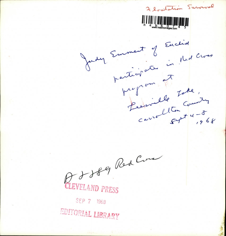 1968 Press Photo Judy Emmet participating in a Red Cross swimming exercise