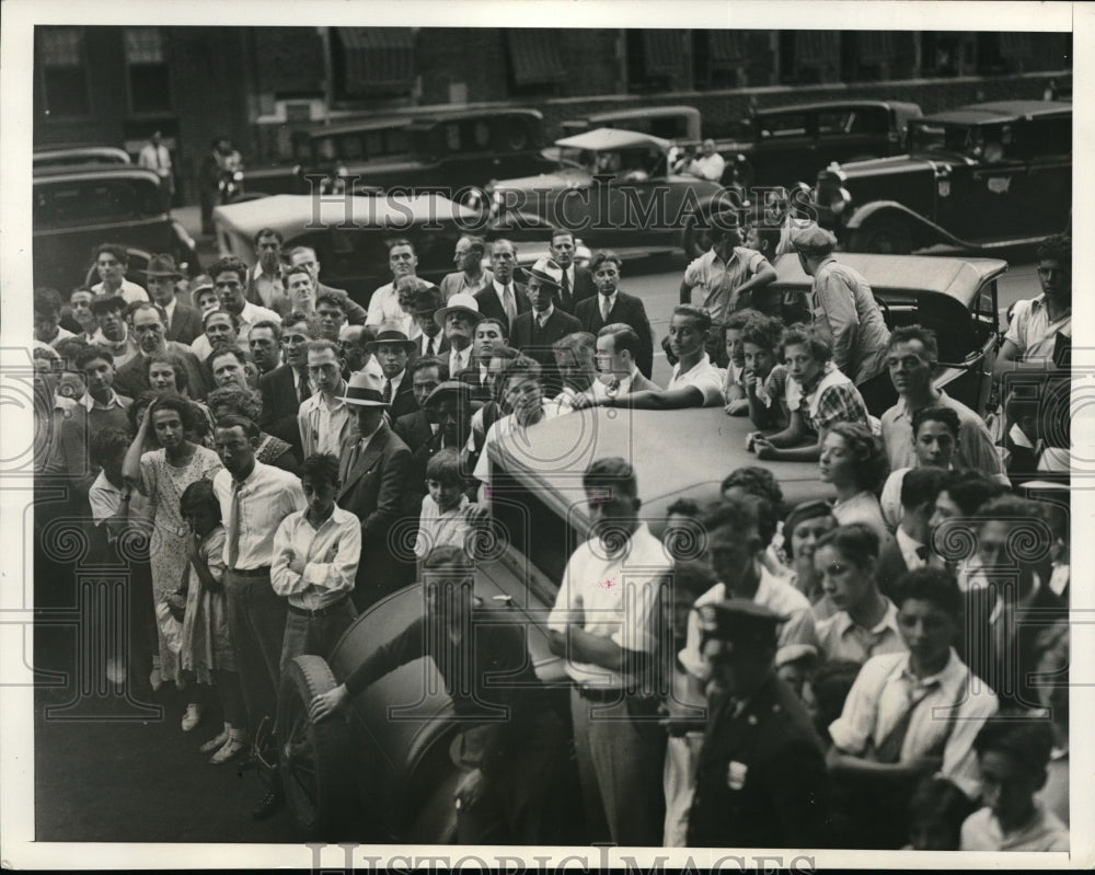 1933 Press Photo Crowd Gathers To Watch Body Of Alice Diamond Removed- Historic Images