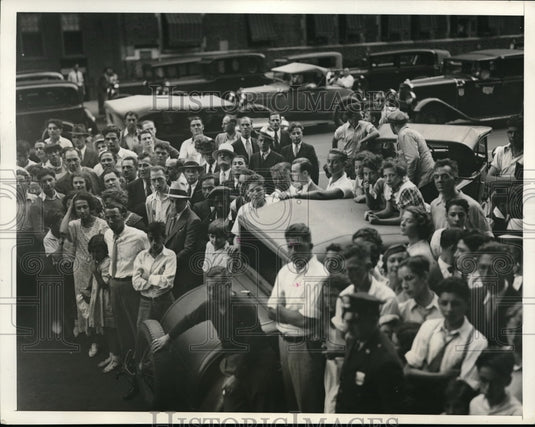 1933 Press Photo Crowd Gathers To Watch Body Of Alice Diamond Removed- Historic Images