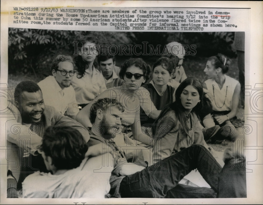 1963 Press Photo Students Demonstrate Outside House Un-American Activities