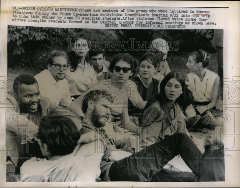 Load image into Gallery viewer, 1963 Press Photo Students Demonstrate Outside House Un-American Activities
