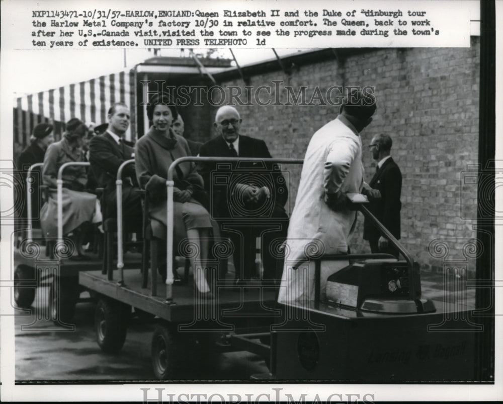 1957 Press Photo Queen Elizabeth II &amp; Duke Of Edinburgh Tour Harlow Metal Co- Historic Images