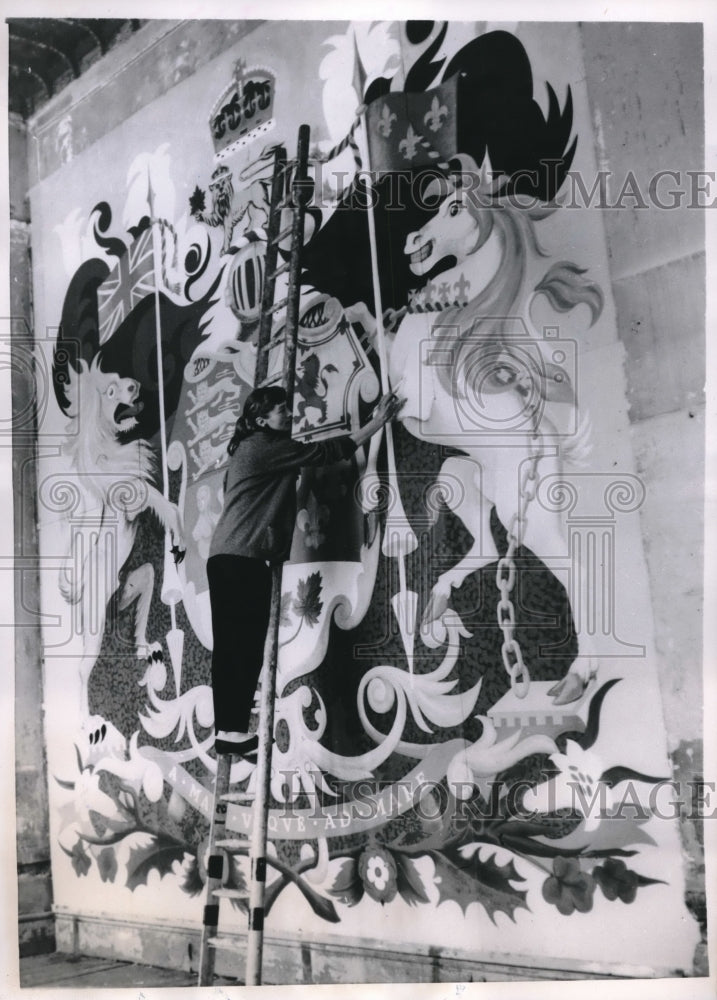 Load image into Gallery viewer, 1953 Press Photo Jean Robinson London England Artist Mural
