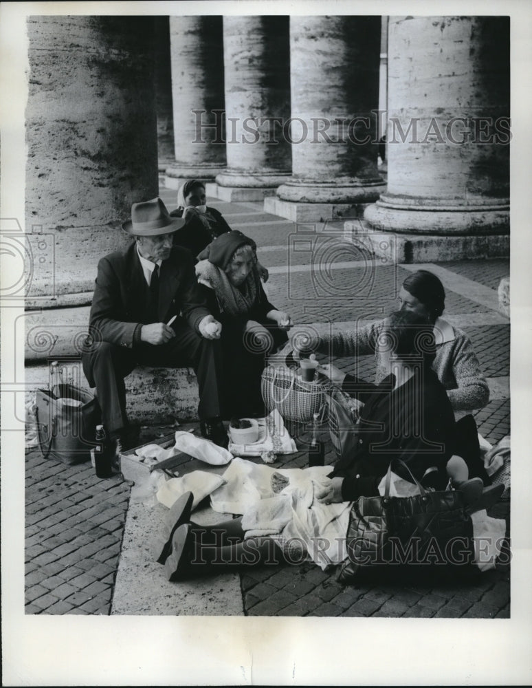 1962 Press Photo Vatican City St Peter&#39;s Basilica Country People Picnic- Historic Images