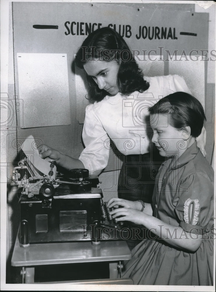 1959 Press Photo Tejuant Sandhu and Suzie Nowlin Working on Science Journal