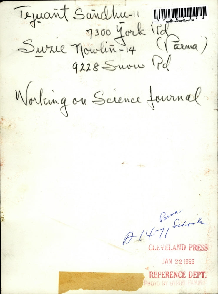 1959 Press Photo Tejuant Sandhu and Suzie Nowlin Working on Science Journal