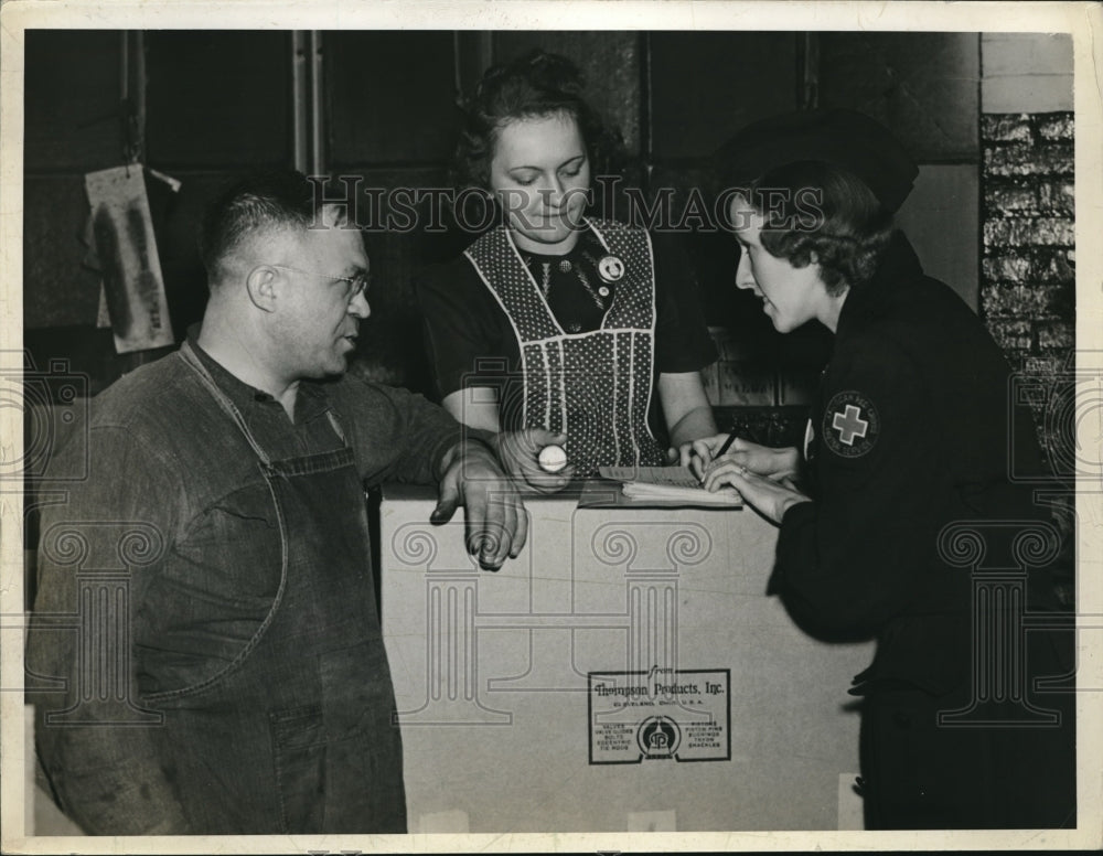 1941 Press Photo Steven Doneff, Marie Plezia, C. Winfrey, Red Cross - neb61555