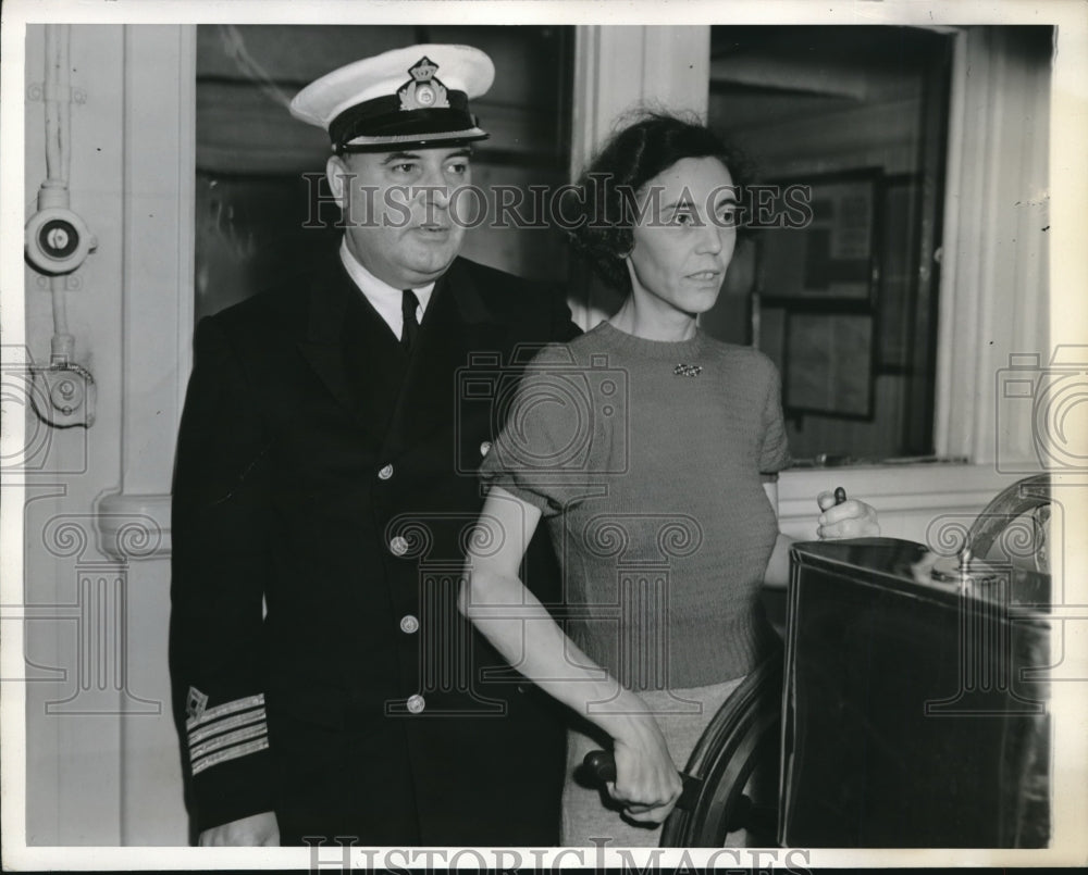 1941 Press Photo Capt. Thomas Scott, skipper of the Kawsa, &amp; wife in Egypt- Historic Images