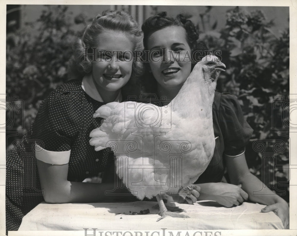 1939 Press Photo Pomona, Calif Pat Allard, Doreen Harris & Wyandotte chicken- Historic Images