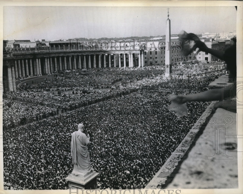 Load image into Gallery viewer, 1958 Press Photo Vatican City, crowds in St Peter's Square - neb61653
