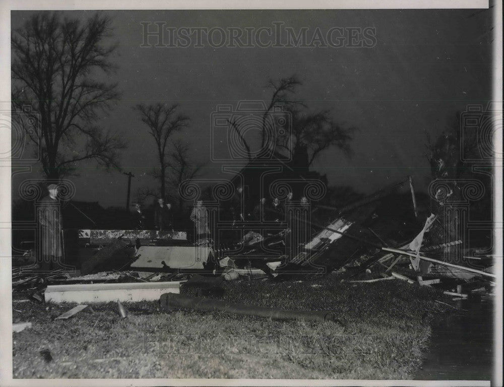 1933 Press Photo Neighbors view destroyed home of John Baltis after cyclone, NY- Historic Images