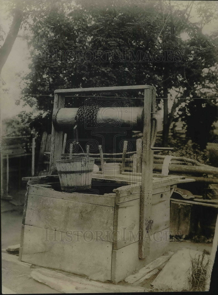 1924 Press Photo Old water well in Quebec, Canada - neb62020