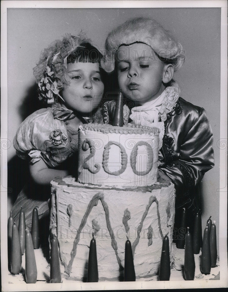 1952 Press Photo Costumed children with mutual insurance 200th anniversary cake- Historic Images