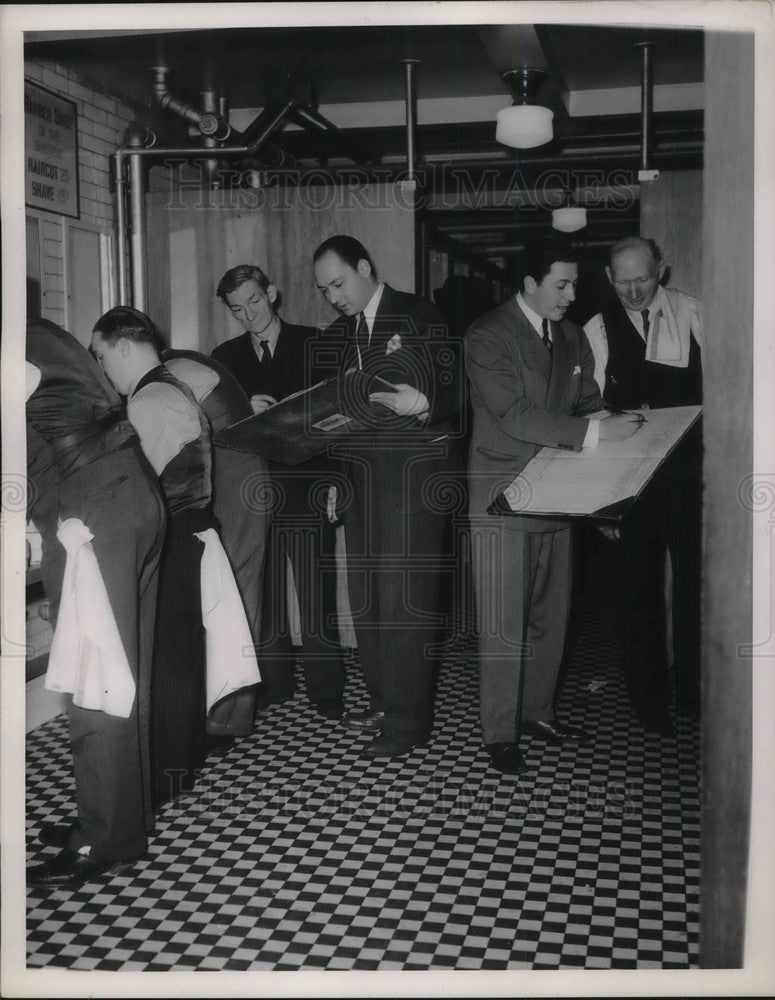 1940 Press Photo Census takers interview hotel guests in the washroom- Historic Images