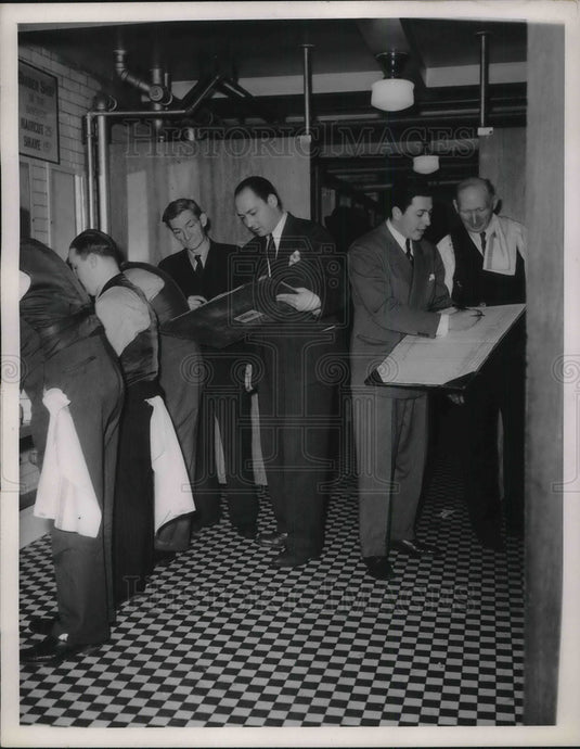 1940 Press Photo Census takers interview hotel guests in the washroom- Historic Images