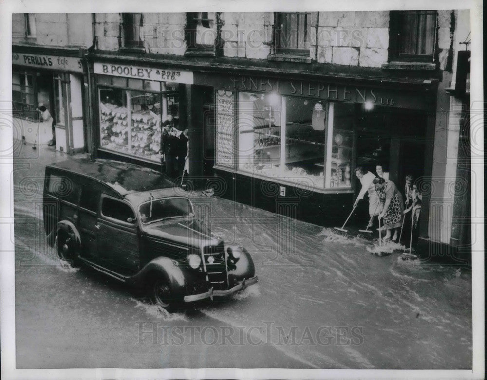 1952 Press Photo Plymouth England & car caught in flash floods