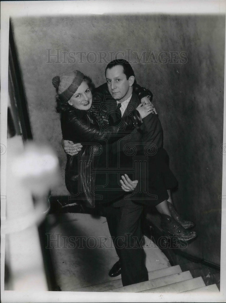 1936 Press Photo Pittsburgh man rescues a woman from floods