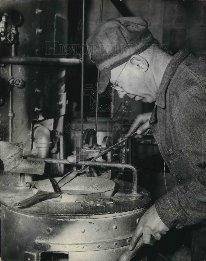 1944 Press Photo Reversing the old saw at the Western Cartridge Company- Historic Images