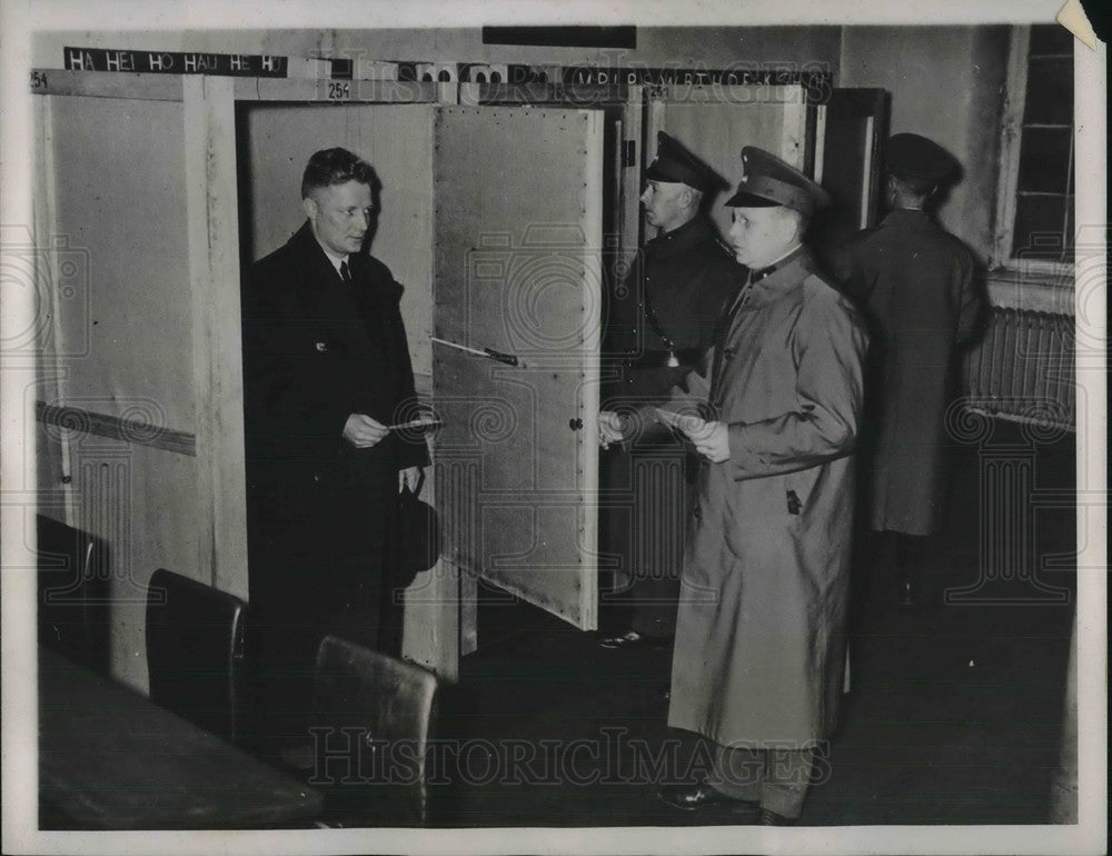 1935 Press Photo Saarbrucken policemen cast ballots in Saar Plesiscite- Historic Images