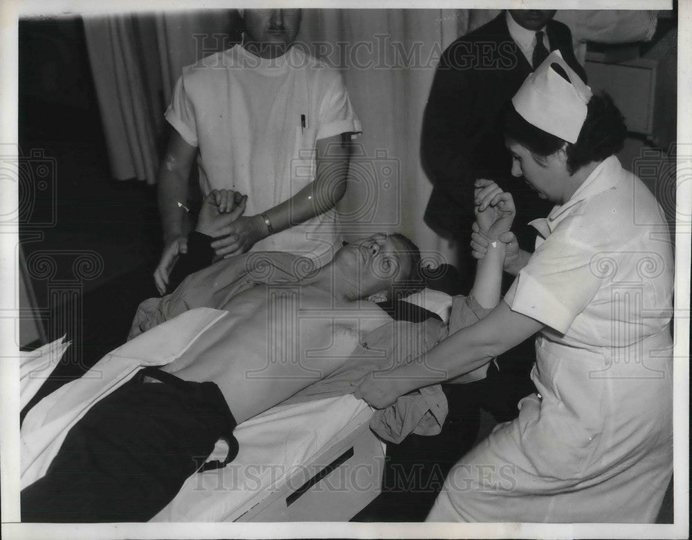 1940 Press Photo DeWayne Armstrong shooting victim with doctor & nurse