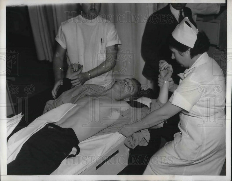 Load image into Gallery viewer, 1940 Press Photo DeWayne Armstrong shooting victim with doctor &amp; nurse

