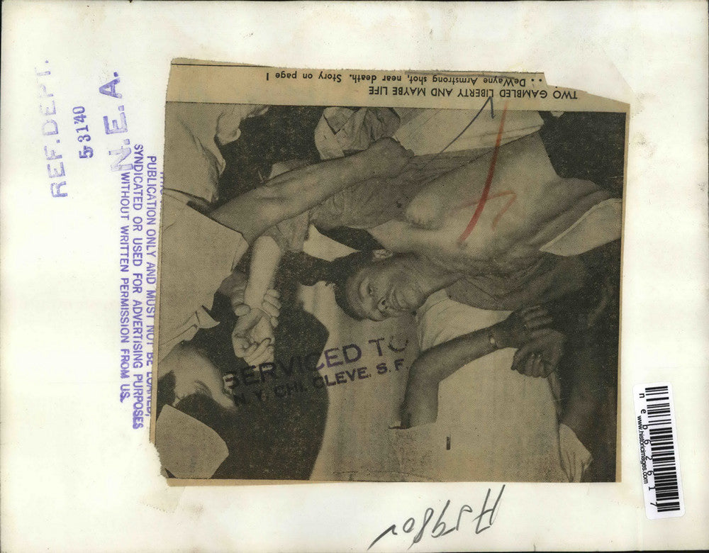 1940 Press Photo DeWayne Armstrong shooting victim with doctor & nurse