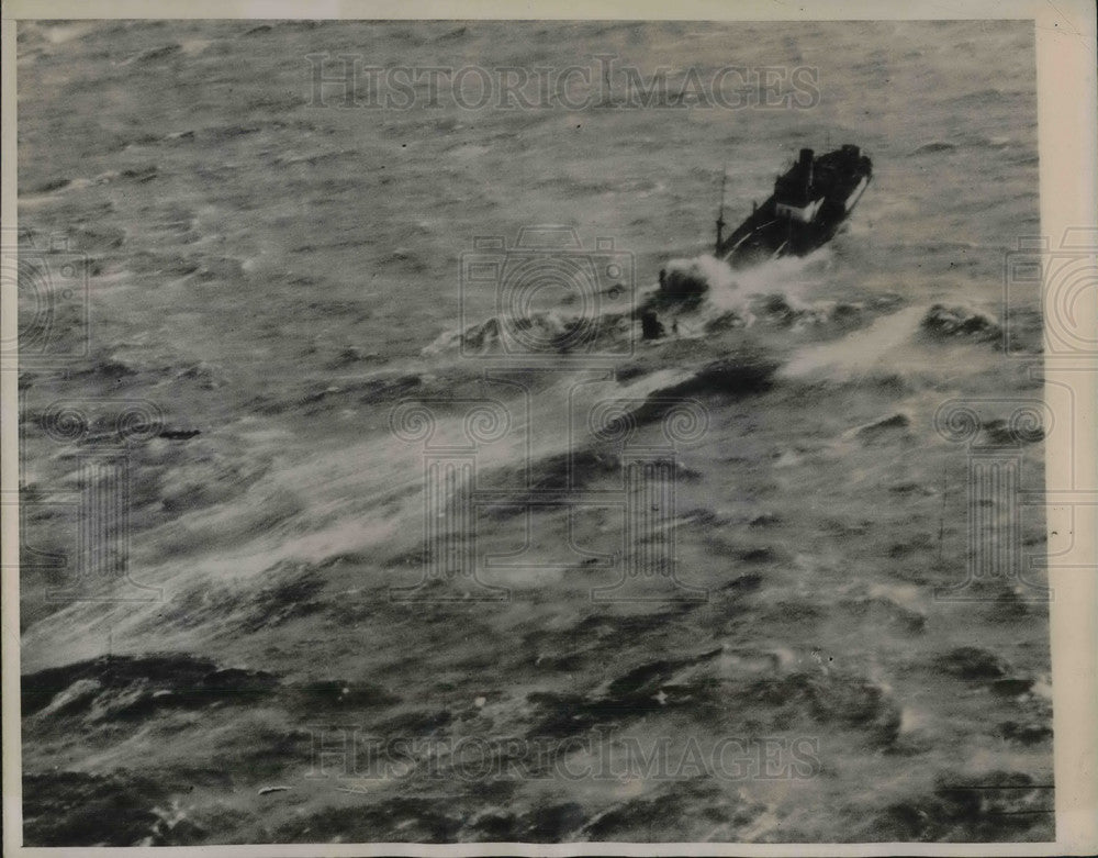 1940 Press Photo British Neutral Ship look at ship in distress at British Isles