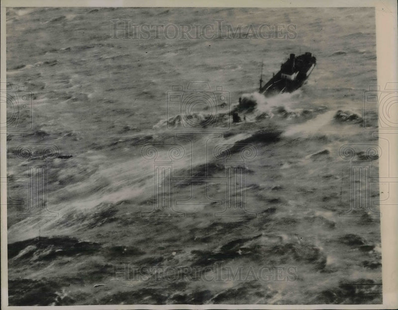 Load image into Gallery viewer, 1940 Press Photo British Neutral Ship look at ship in distress at British Isles
