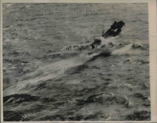 1940 Press Photo British Neutral Ship look at ship in distress at British Isles
