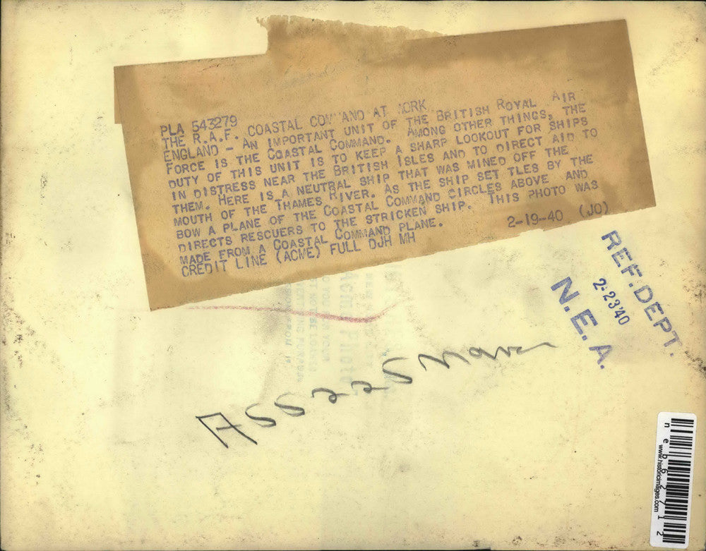 1940 Press Photo British Neutral Ship look at ship in distress at British Isles