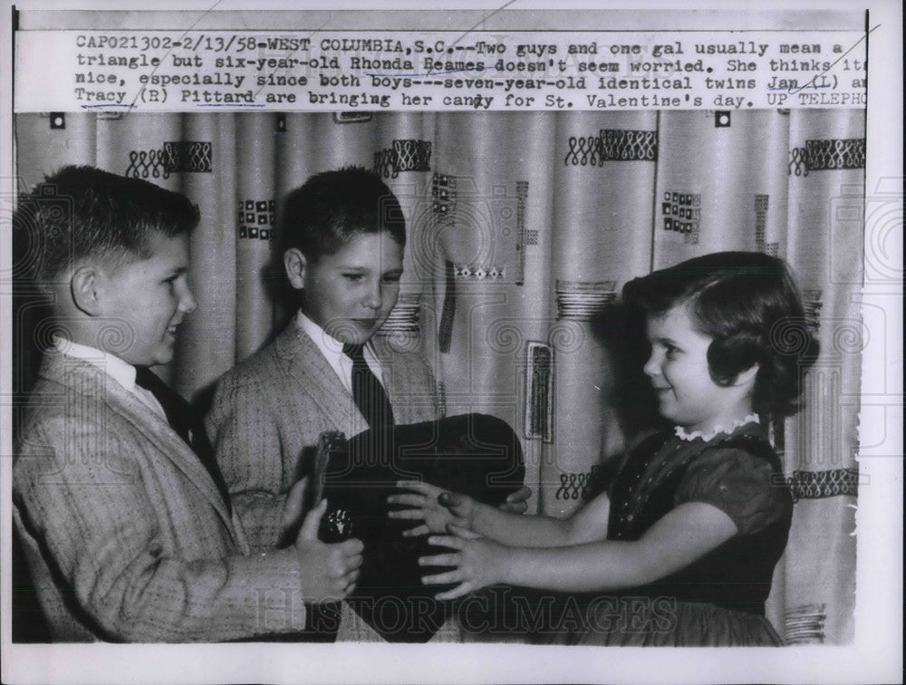 1958 Press Photo Jan And Tracy Give Rhonda Reames A Bunch Of Candies