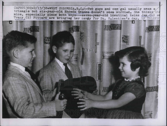 1958 Press Photo Jan And Tracy Give Rhonda Reames A Bunch Of Candies