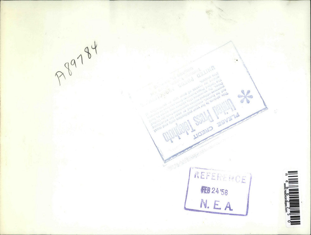 1958 Press Photo Jan And Tracy Give Rhonda Reames A Bunch Of Candies