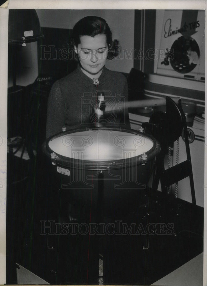 Load image into Gallery viewer, 1937 Press Photo Ruth Hoffman at Chicago Assn of Iron &amp; Steel Engineers show
