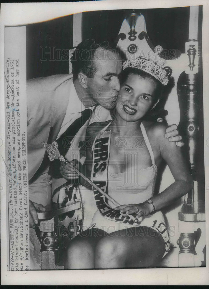1952 Press Photo Mrs Evelyn Joyce Schenk & husband as shes named Mrs America