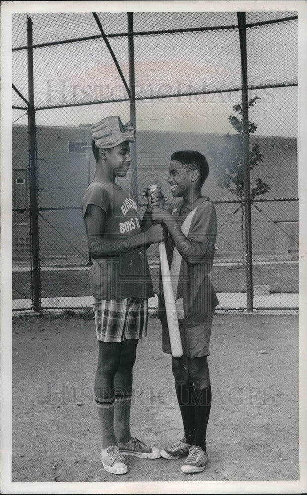 1969 Press Photo Jerome Westons and Stanley Hall, 14, on baseball diamond- Historic Images