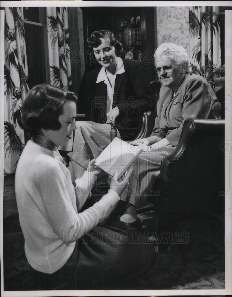 1952 Press Photo Service made to blind by Beloit College Delta Gamma Sorority