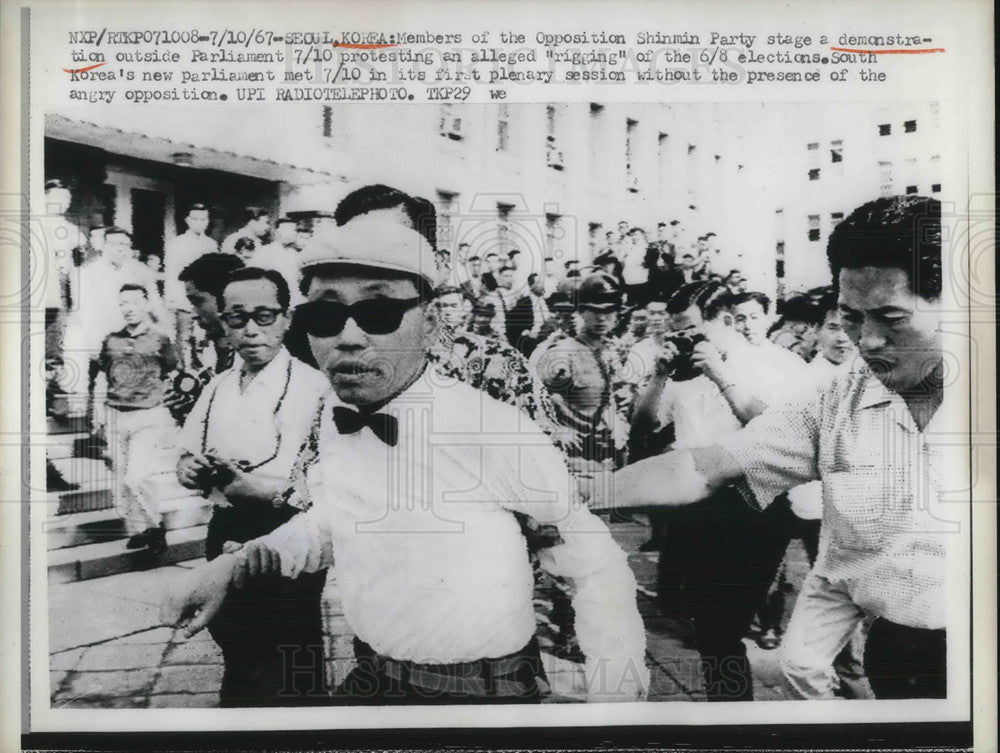 1967 Press Photo Members of Opposition Shinmin Party stage a demonstration- Historic Images