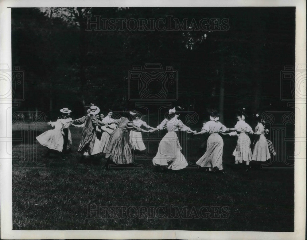 1944 Press Photo Young ladies dancing in ring around the rosie on a Sunday- Historic Images