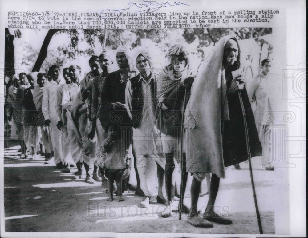 1957 Press Photo Indian Villagers line up in Polling station to vote