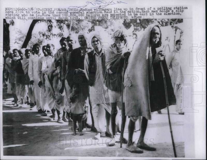 Load image into Gallery viewer, 1957 Press Photo Indian Villagers line up in Polling station to vote
