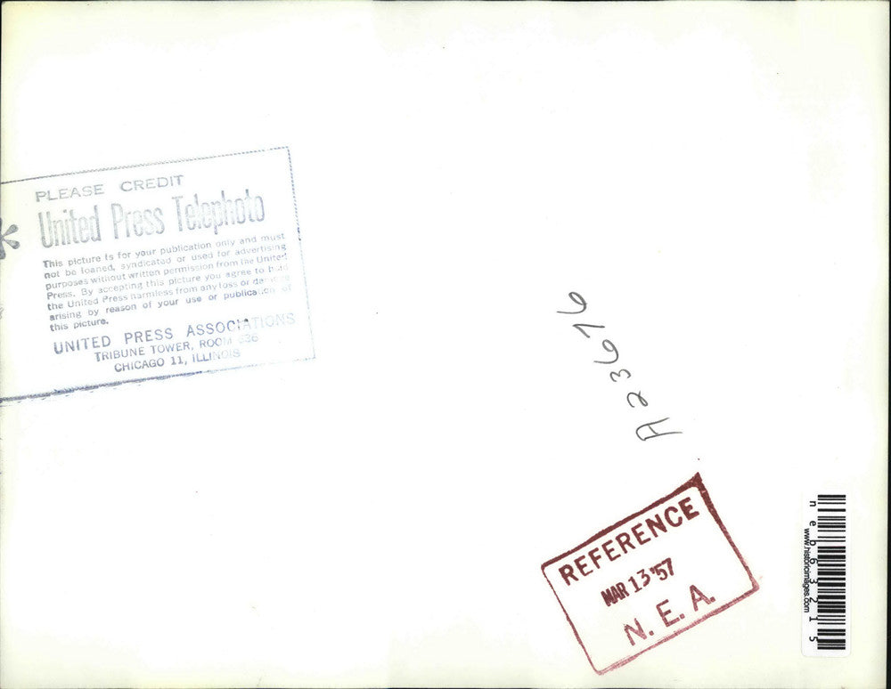 1957 Press Photo Indian Villagers line up in Polling station to vote