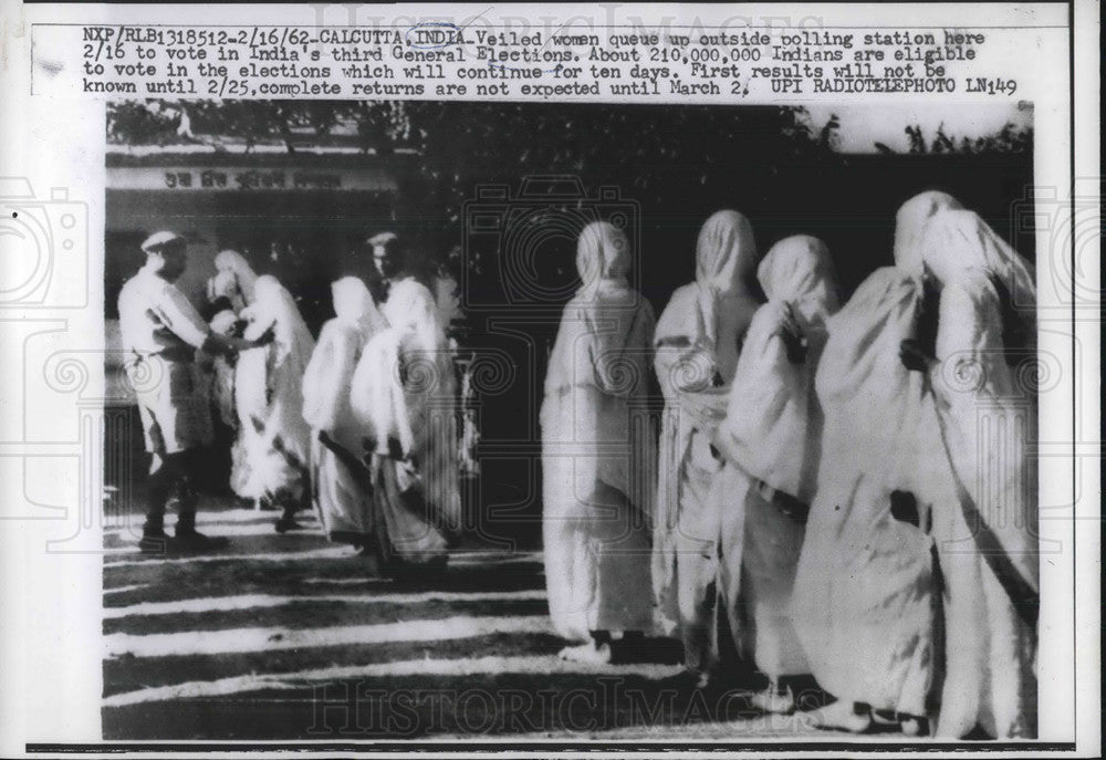 1962 Press Photo Veiled women in India line up outside polling station to vote- Historic Images