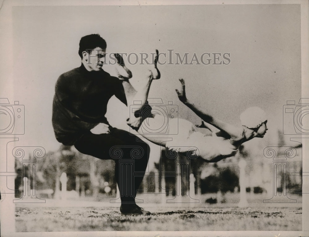 1929 Press Photo Ed &amp; Phyllis Adajio, acrobats in a display- Historic Images